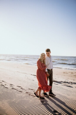 beach couple photoshoot Florianopolis