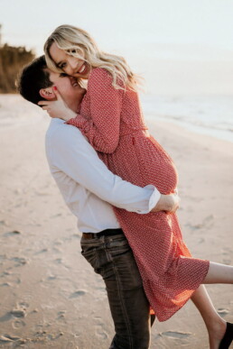 beach couple photoshoot Florianopolis